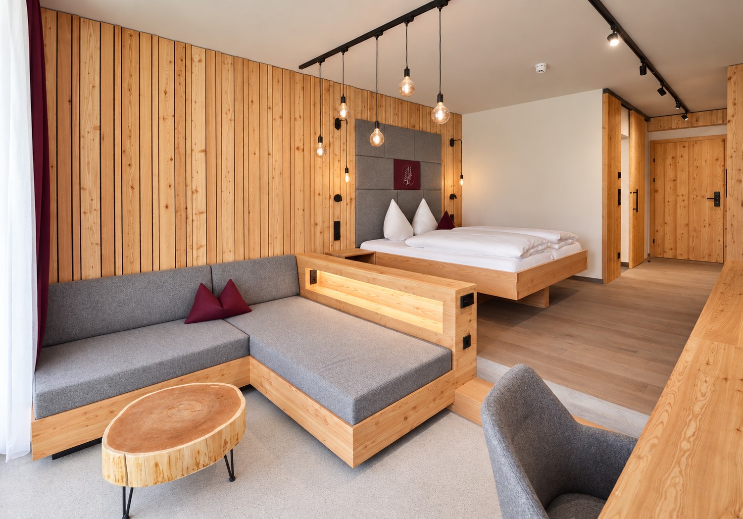 Gästezimmer mit Holzflächen und Polstersitzgruppe