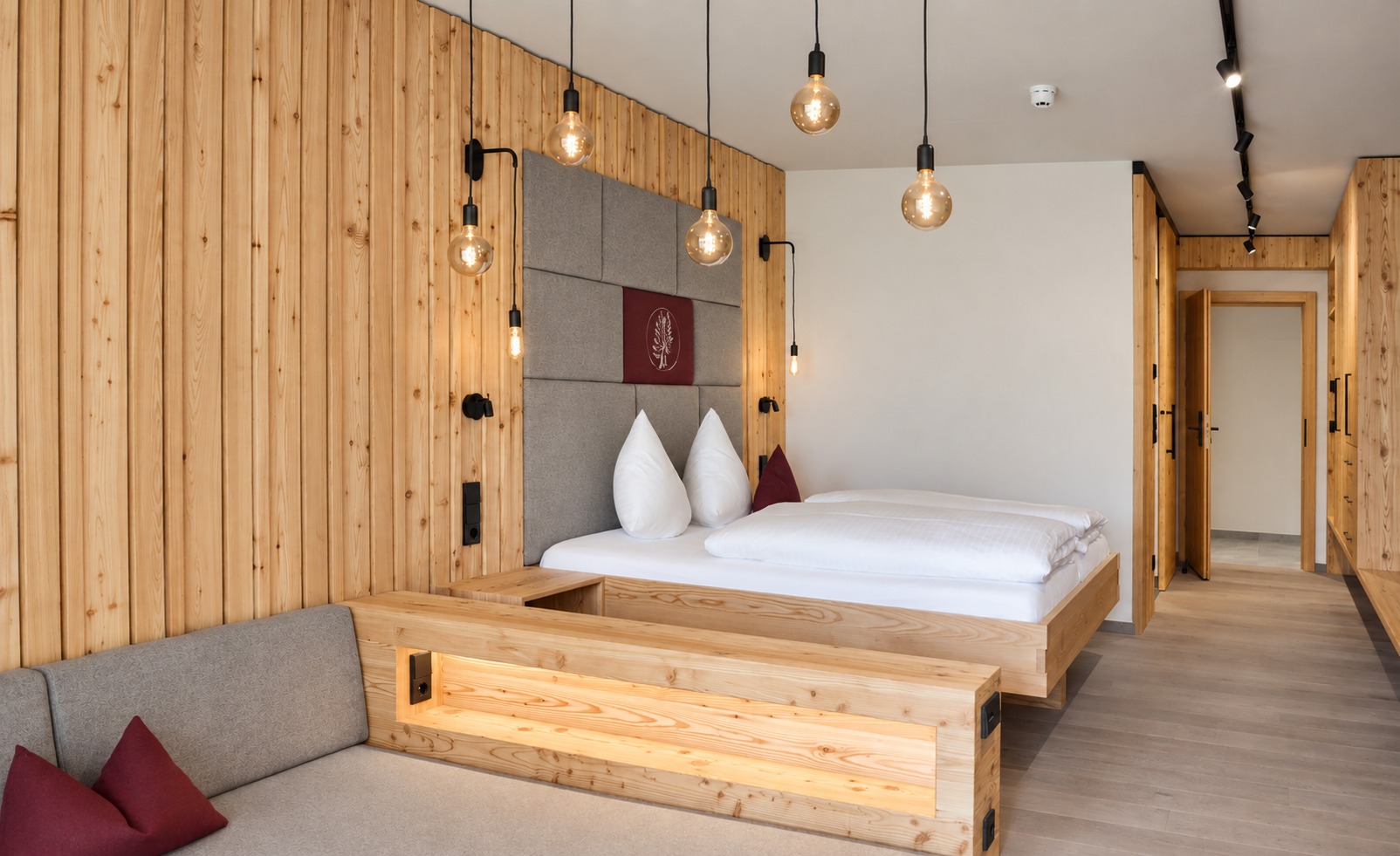 Doppelbett mit gepolstertem Kopfteil
